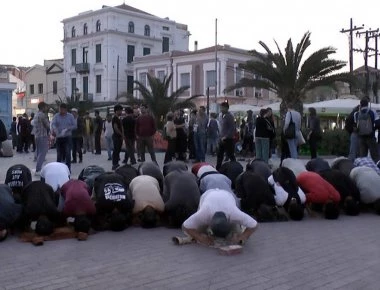 DW: Ετοιμάζεται δεύτερη συμφωνία Τσίπρα-Μέρκελ για το μεταναστευτικό - Πνίγουν την Ελλάδα με λαθρομετανάστες